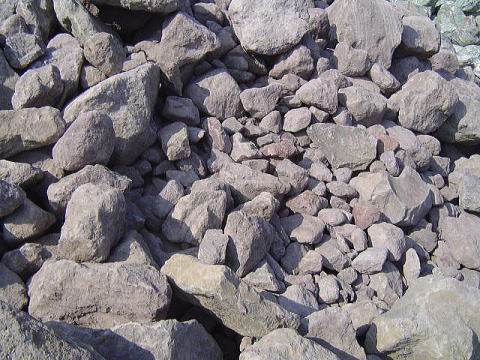 細かな石も有ります。