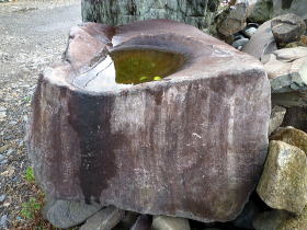 小松石　天然水鉢